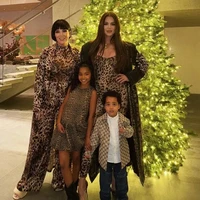 Klan Kardashian tidak pernah mengecewakan dalam hal dekorasi Natal. Seperti kedua saudarinya, Kim dan Kourtney, Khloe Kardashian juga memajang pohon Natal spektakuler di rumahnya pada 2024 ini. Dalam unggahan di Instagram, Khloe berpose bersama ibunya Kris Jenner dan kedua anaknya, True serta Tatum Thompson denga latar belakang pohon Natal raksasa yang dihiasi lampu-lampu meriah. Foto: Instagram