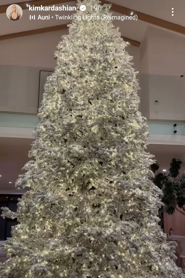 Kim Kardashian memilih Natal putih untuk dekorasi menyambut hari kelahiran Yesus Kristus di rumahnya. Dia memajang pohon Natal besar warna putih di tengah rumahnya yang interiornya minimalis. Foto: Instagram