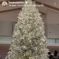 Kim Kardashian memilih Natal putih untuk dekorasi menyambut hari kelahiran Yesus Kristus di rumahnya. Dia memajang pohon Natal besar warna putih di tengah rumahnya yang interiornya minimalis. Foto: Instagram