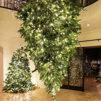 Kakak Kim Kardashian, Kourtney, total mendekorasi rumahnya untuk Natal 2024 ini. Dia memajang pohon Natal bukan hanya satu, tapi beberapa pohon di dalam dan luar rumahnya. Bahkan ada satu dekorasi unik di mana pohon Natal dipajang terbalik. Foto: Instagram