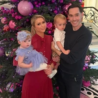 Paris Hilton memamerkan foto pohon Natal sekaligus kebersamaannya dengan suami, Carter Reum dan dua anaknya, Phoenix dan London. Mereka berpose dengan latar belakang pohon Natal yang didekor serba pink. Foto: Instagram