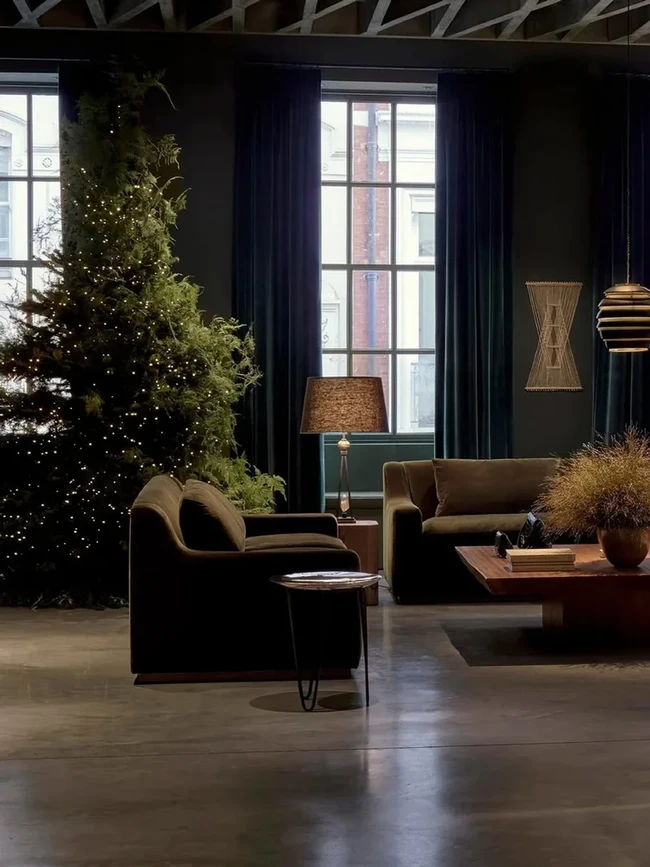 Victoria Beckham membagikan foto dekorasi Natal yang unik dan minimalis hasil karya desainer interior Rose Uniacke. Foto: Instagram