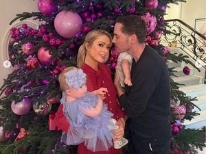 10 Foto Pohon Natal di Rumah Artis, Kourtney Kardashian Pajang Pohon Terbalik