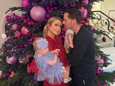 10 Foto Pohon Natal di Rumah Artis, Kourtney Kardashian Pajang Pohon Terbalik