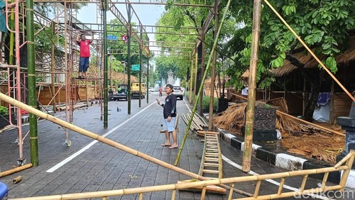 Proses pembuatan area Denpasar Festival ke-17 di kawasan Catur Muka Denpasar, Bali pada Rabu (18/12/2024). (Ni Made Lastri Karsiani Putri/detikBali)
