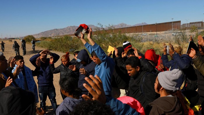 Donald Trump akan mendeportasi jutaan imigran ilegal setelah menjabat. Ia berencana mengumumkan darurat nasional demi mengamankan perbatasan AS.