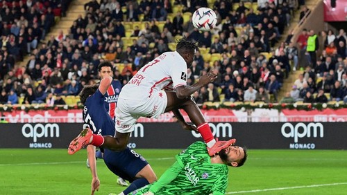 Soccer Football - Ligue 1 - AS Monaco v Paris St Germain - Stade Louis II, Monaco - December 18, 2024 Paris St Germains Gianluigi Donnarumma in action with AS Monacos Wilfried Singo REUTERS/Alexandre Dimou     TPX IMAGES OF THE DAY