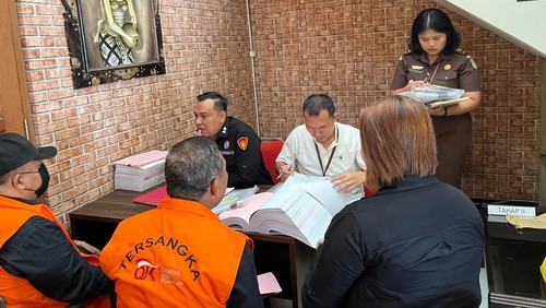 Dua dari tiga petinggi BPR Bali Artha Anugrah saat diperiksa sebagai tersangka di Kejari Denpasar, Kamis (19/12/2024). (Dok. Kejari Denpasar)