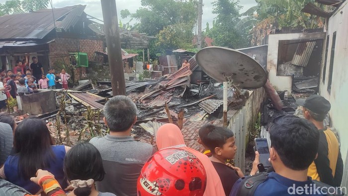 Dua rumah di Lubuklinggau hangus terbakar diduga karena charger HP meledak.