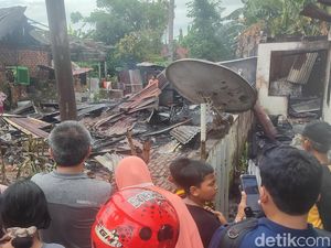Charger Hp Meledak Bikin 2 Rumah di Sumsel Hangus Terbakar