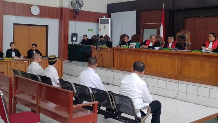 Empat terdakwa kasus korupsi Santan Muba jalani sidang dakwaan