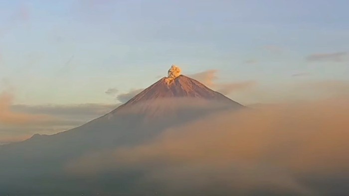 Erupsi Gunung Semeru yang menyebabkan hujan abu tipis di Lumajang.