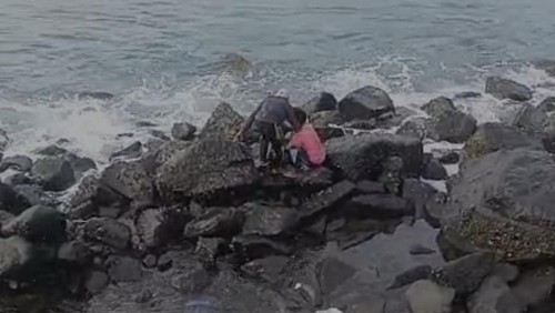 Proses evakuasi jenazah seorang pelajar terseret arus di Pantai Semeti, Desa Mekarsari, Lombok Tengah.(istimewa)