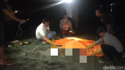 Evakuasi mayat tanpa identitas yang mengambang di pantai Malimbu, Desa Malaka, Kecamatan Pemenang, Lombok Utara, Selasa (17/12/2024). (istimewa)