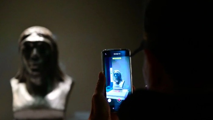 Fosil manusia purba yang ditemukan di sebuah gua di China timur memiliki ciri-ciri manusia primitif dan modern. Ilmuwan menyebutkan, temuan ini berpotensi menantang teori out of Africa dalam sejarah peradaban manusia modern.