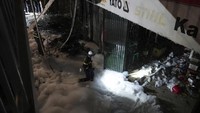 Gambar-gambar di media pemerintah menunjukkan gedung bertingkat yang menghitam di Hanoi bagian barat, sebagian besar hancur oleh api, dan tumpukan logam bengkok berserakan di dekatnya.  