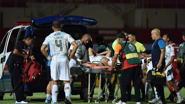 Gelandang Persib Dedi Kusnandar ditandu keluar lapangan gegara cedera patah tulang fibula kaki.