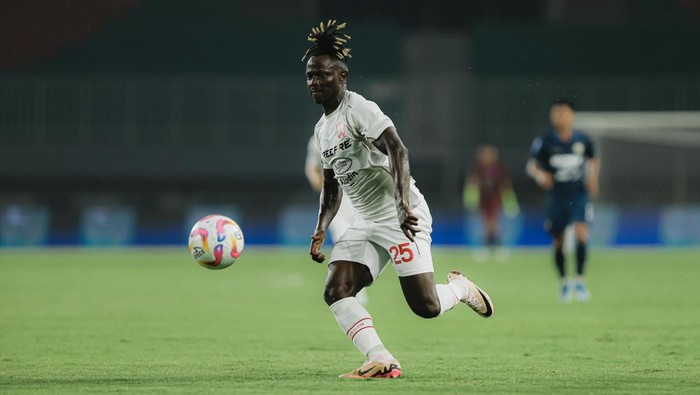 Gelandang Persis Solo Moussa Sidibe. Foto diunggah Kamis (19/12/2024).