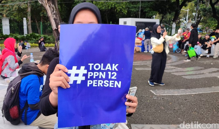 Gen-Z hingga K-Popers menggelar unjukrasa di Taman Aspirasi, Monas, Jakarta, Kamis (19/12/2024). Mereka kompak menolak PPN 12%.