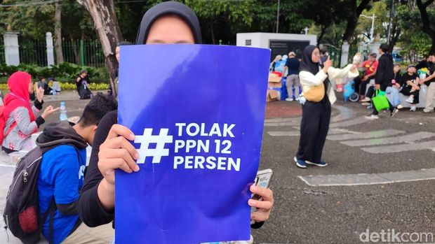 Gen-Z hingga K-Popers menggelar unjukrasa di Taman Aspirasi, Monas, Jakarta, Kamis (19/12/2024). Mereka kompak menolak PPN 12%.