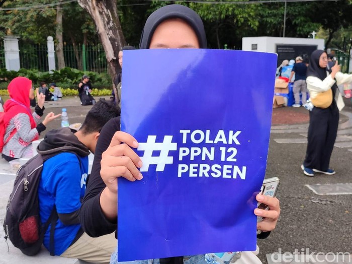 Gen-Z hingga K-Popers menggelar unjukrasa di Taman Aspirasi, Monas, Jakarta, Kamis (19/12/2024). Mereka kompak menolak PPN 12%.