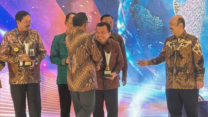 Gubernur Jambi Al Haris saat terima APBD Award 2024