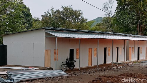 Lokasi hunian sementara yang dibangun oleh aparat TNI di Desa Kobasoma dan Konga, Kecamatan Titehena, Flores Timur, Kamis (19/12/2024). (Yurgo Purab/detikBali).