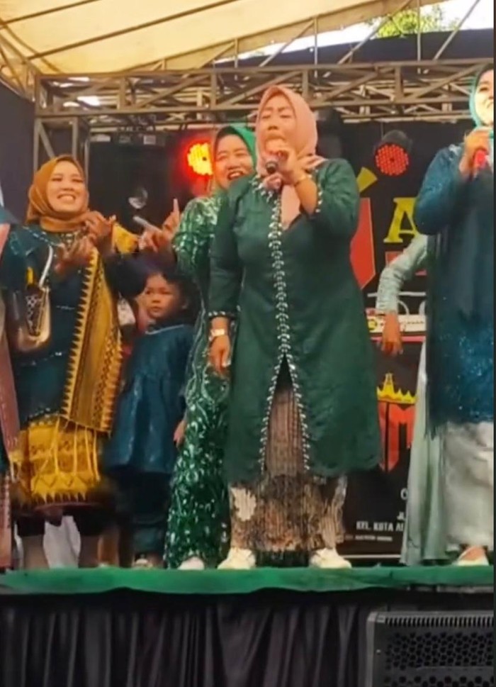 Ibu-ibu Viral Nyanyi Waktu Ku Kecil Video ibu-ibu nyanyi lagu Waktu Ku Kecil viral. Ini fakta di balik lagunya.
