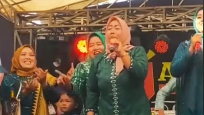 Video ibu-ibu nyanyi lagu Waktu Ku Kecil viral. Ini fakta di balik lagunya.