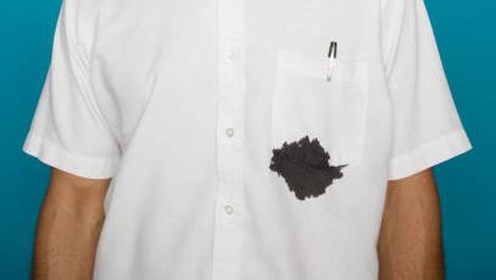 Ilustrasi noda tinta bulpen di pakaian.
