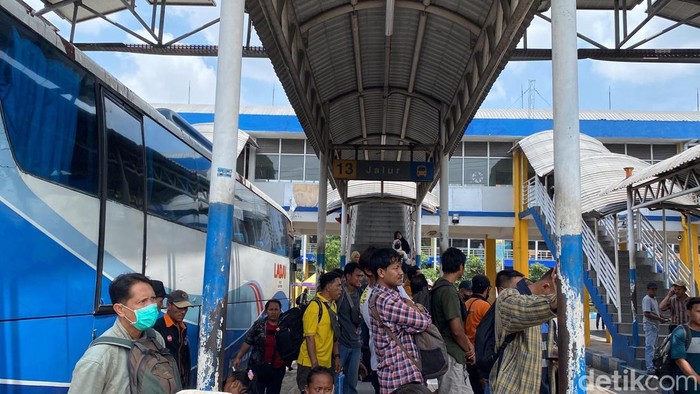 Ilustrasi penumpang bus di Terminal Purabaya
