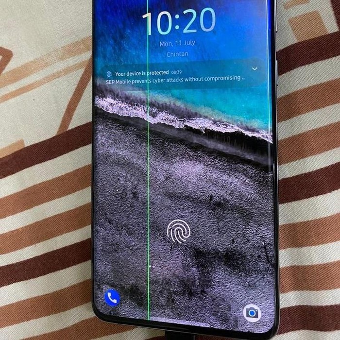 Ilustrasi tampilan LCD HP bergaris.
