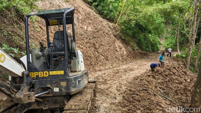 Jalur tertimbun longsor yang isolasi warga Dusun Sumbermadu, Kecamatan Tugu, Trenggalek sudah terbuka.