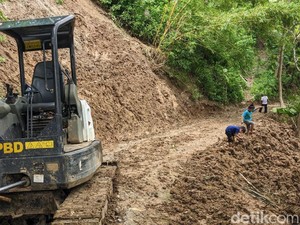 Timbunan Longsor yang 4 Hari Isolasi 25 KK di Trenggalek Berhasil Dibuka
