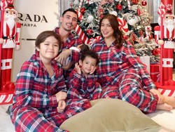 Gaya Jessica Iskandar Pemotretan Natal Keluarga, Perdana Bareng 3 Anak
