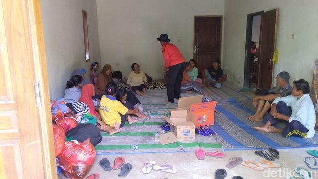 Kampung warga Trenggalek yang hancur karena tanah gerak dan pengungsian korban tanah gerak di Trenggalek.