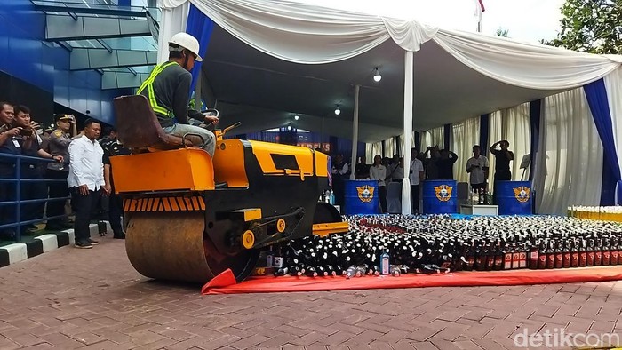 Kanwil Bea Cukai Jakarta musnahkan miras ilegal. (Kurniawan/detikcom)