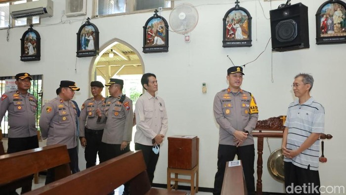 Kapolres Lamongan saat melakukan pengecekan kesiapan gereja jelang perayaan Natal 2024.