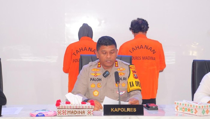 Kapolres Madina AKBP Arie Sofandi Paloh saat konferensi pers kasus pornografi pasangan suami istri. (Dok. Polres Madina)