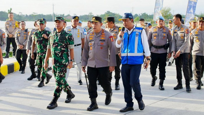 Kapolri Jenderal Listyo Sigit Prabowo Tinjau Gerbang Tol Fungsional Prambanan