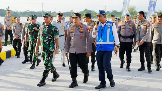 Kapolri Jenderal Listyo Sigit Prabowo Tinjau Gerbang Tol Fungsional Prambanan