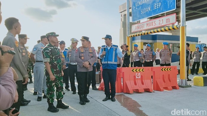 Kapolri Jenderal Pol Listyo Sigit Prabowo dan panglima TNI Jenderal TNI Agus Subiyanto mengecek GT Prambanan, Klaten, Kamis (19/12/2024).