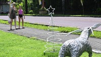 Wisatawan mancanegara melihat dekorasi khas Natal yang terpasang di kawasan wisata The Nusa Dua. 