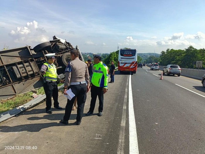 Kecelakaan bus vs truk tronton di Tol Banyumanik, Semarang, Kamis (19/12/2024).