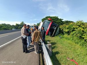 Belasan Orang Jadi Korban Kecelakaan Bus Vs Truk di Tol Banyumanik Semarang