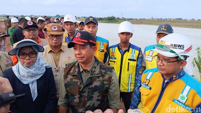 Kepala BNPB Letjen TNI Suharyanto cek penguatan tanggul Sungai Wulan di Demak, Kamis (19/12/2024).