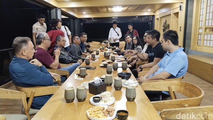 Kepala BP Rebana Jawa Barat Bernardus Djonoputro dan Pj Bupati Kuningan  berbincang santai dengan sejumlah investor membahas potensi wisata Kuningan