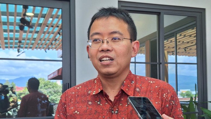 Kepala OJK NTB, Rudi Sulistyo, saat diwawancarai di Mataram, Kamis (19/12/2024). (Nathea Citra/detikBali)