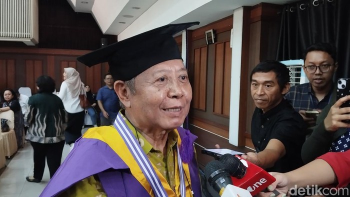 Kepala Sekolah Lansia Fatmawati, Jakarta Selatan, Yus Rusamsi (73) (Fawdi/detikcom).