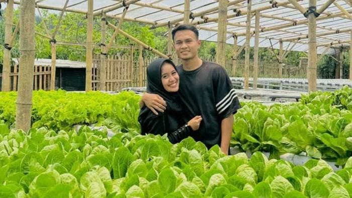 Koko Ari dan istrinya